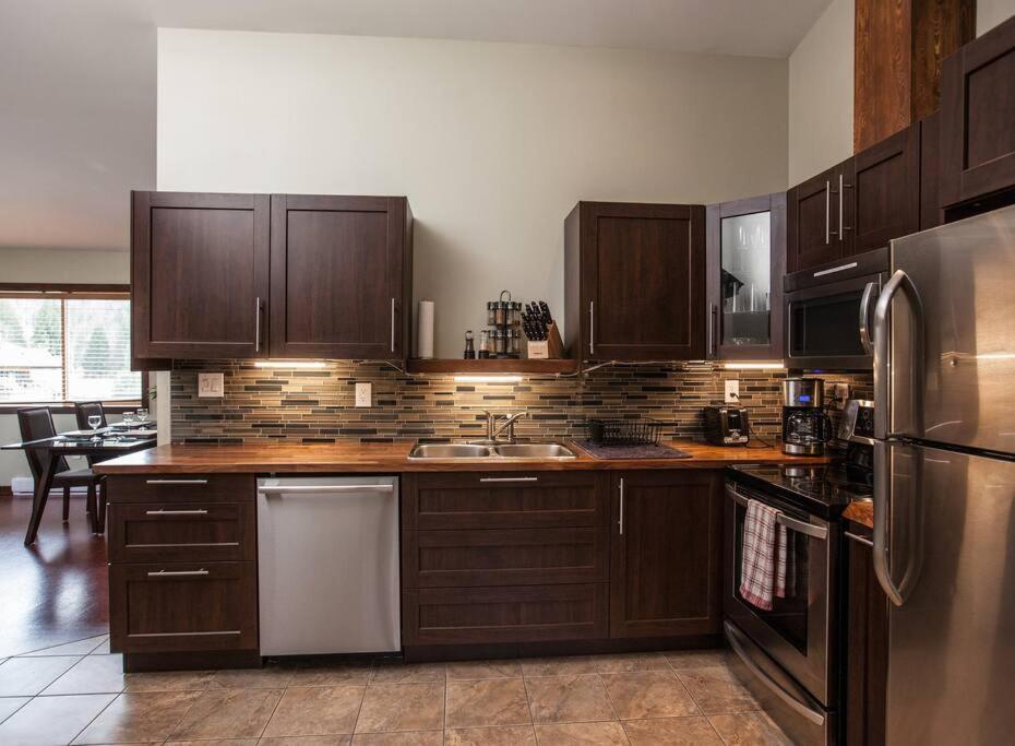 The Best 2 Bedrooms Suite In Revelstoke! Exterior foto